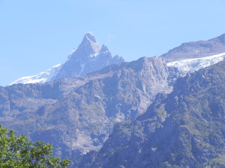 Panorama sulla Meije (m 3983 slm), 2° cima del massiccio degli Ecrins, dal pianoro a fine ferrata (95004 bytes)
